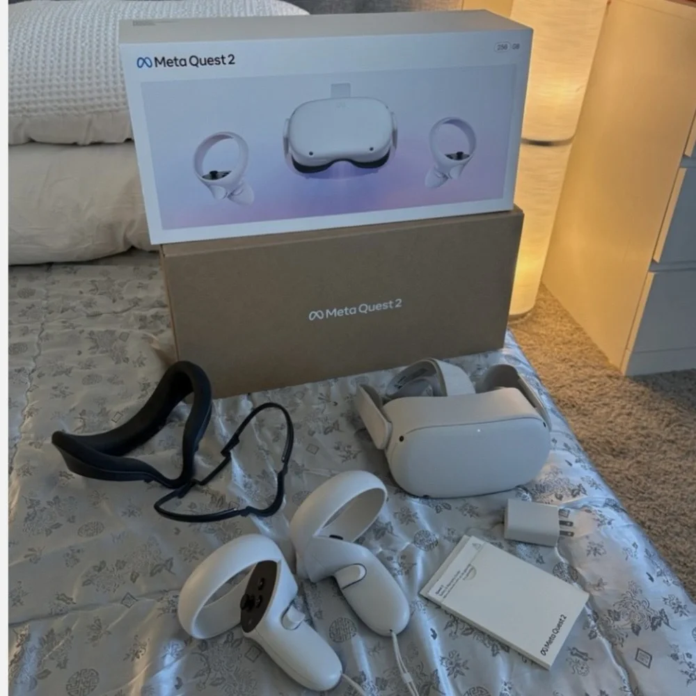 VR Headset in White